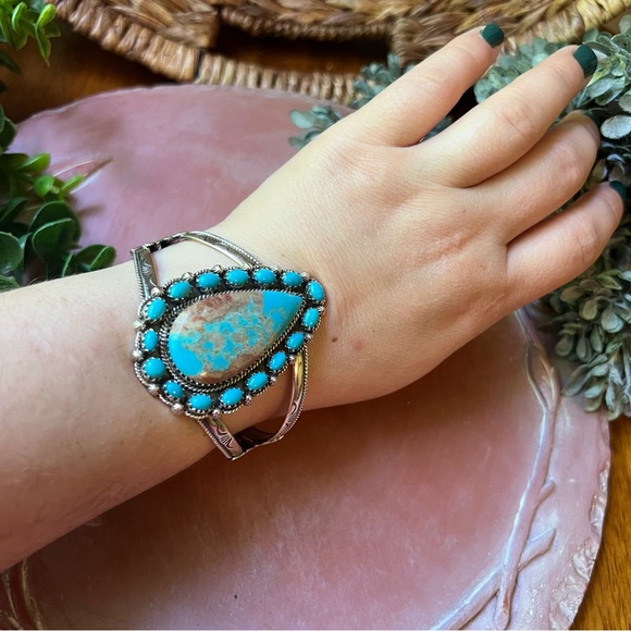 925 Sterling Silver Kingman Turquoise Statement Cuff w/ Butterfly Detail - Picture 13 of 14